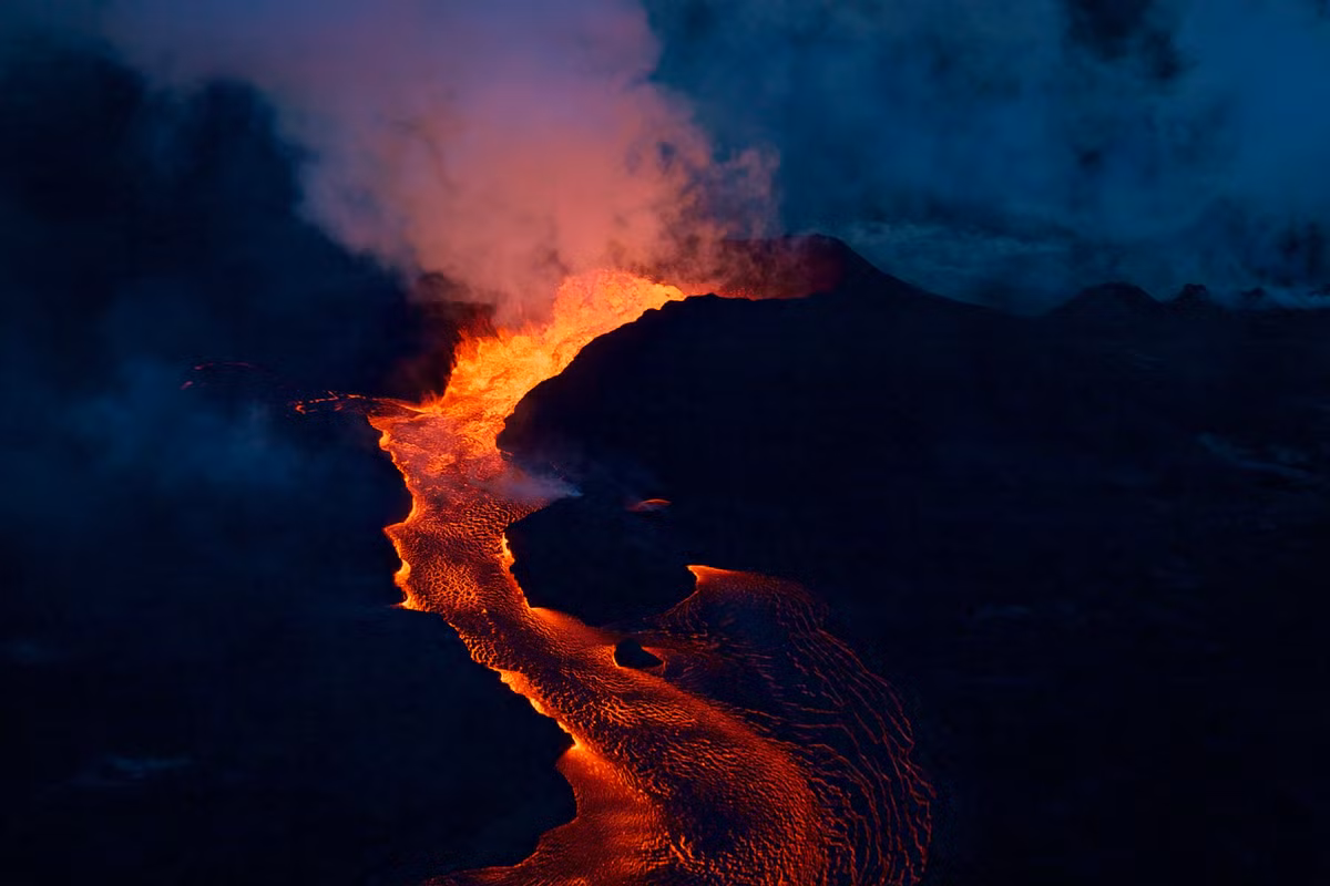Theo báo cáo của công viên quốc gia núi lửa Hawaii, mỗi thập kỷ có khoảng 40 trường hợp tử vong liên quan đến núi lửa Kilauea. Nguyên nhân được cho là nhiễm độc không khí (khói mù dung nham). Những du khách bị bệnh hen suyễn hoặc tim mạch dễ chịu tổn thương nhất vì yếu tố này.