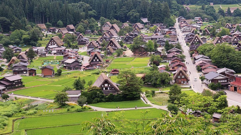 Nằm dưới chân núi Hakusan ở miền Trung Nhật Bản, ngôi làng cổ Shirakawago là một trong những địa điểm nổi tiếng thế giới với những ngôi nhà đẹp như tranh vẽ.