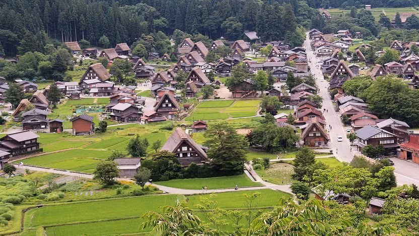 Nằm dưới chân núi Hakusan ở miền Trung Nhật Bản, ngôi làng cổ Shirakawago là một trong những địa điểm nổi tiếng thế giới với những ngôi nhà đẹp như tranh vẽ.