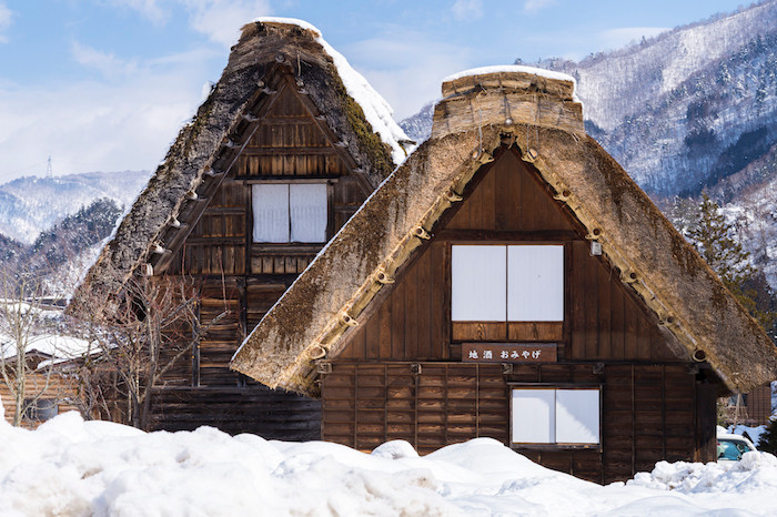 Ngôi làng cổ xưa Shirakawago được UNESCO công nhận là di sản thế giới vào năm 1995. Trong suốt thời gian qua, hàng ngàn du khách ghé thăm nơi này và bị cuốn hút bởi vẻ đẹp của ngôi làng.