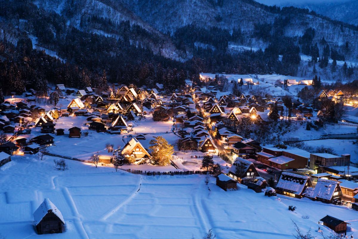 Hoạt động thú vị này được tổ chức 6 lần mỗi năm ở làng Shirakawago. Do vậy, nhiều du khách đến xem lễ thắp đèn độc đáo của ngôi làng cổ và cho hay đó là trải nghiệm thú vị, nhớ mãi không quên.