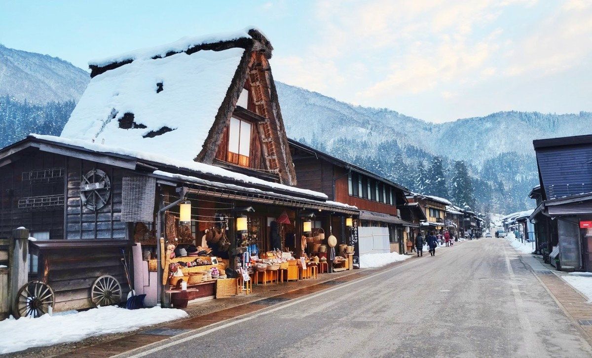 Khi đến ngôi làng Shirakawago, du khách sẽ có cơ hội ngắm nhìn những ngôi nhà cổ xây dựng theo phong cách gassho-zukuri.