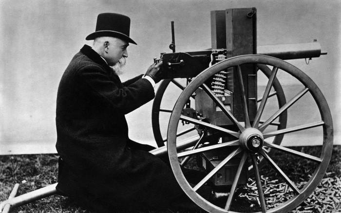 Súng máy ra đời đã tạo ra bước ngoặt lớn trong lịch sử nhân loại. Súng máy tự động đầu tiên trên thế giới do nhà phát minh người Mỹ Hiram S. Maxim phát triển vào năm 1884.