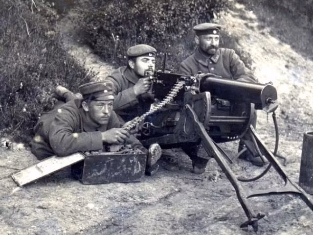 Phiên bản thời kỳ đầu của MG 08 nặng tới 45 kg (gồm: súng, hộp đạn và các phụ kiện khác). Vũ khí này có khả năng bắn 500 viên đạn/phút - đủ khả năng gây sát thương lớn cho quân địch. Về sau, nhiều loại súng máy được phát triển và sử dụng rộng rãi trong chiến tranh.