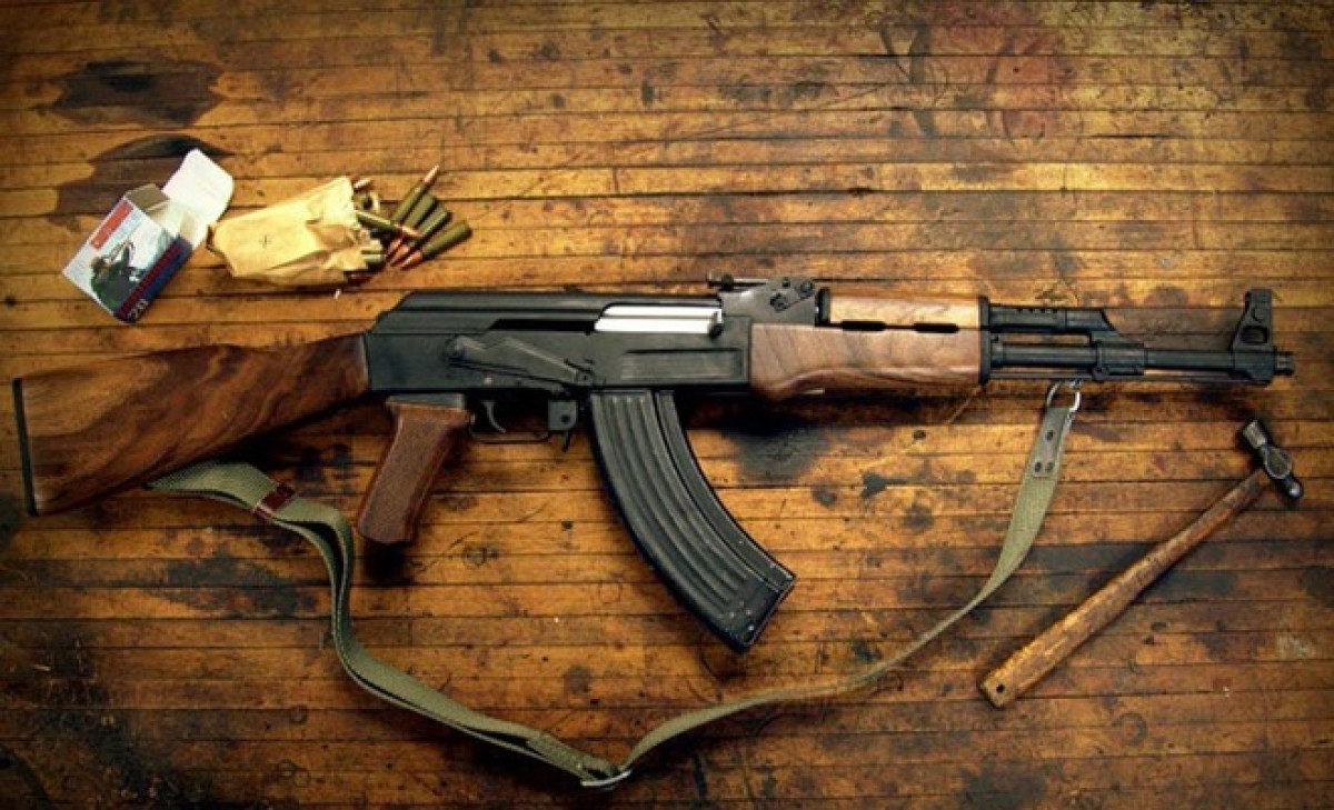 AK-47 là loại súng trường tấn công do Mikhail Kalashnikov thiết kế. Vũ khí này được phát triển trong Chiến tranh thế giới thứ 2 và bắt đầu được thử nghiệm quân sự năm 1946. Súng trường AK-47 được đánh giá là một vũ khí dễ chế tạo cũng như dễ sử dụng. Chi phí sản xuất và bảo trì vũ khí này rất thấp. Thêm nữa, vũ khí được sử dụng hiệu quả ngay cả trong những điều kiện khắc nghiệt nhất. Vì vậy, AK-47 đến nay vẫn là vũ khí bộ binh tiêu chuẩn được biên chế trong quân đội nhiều nước.