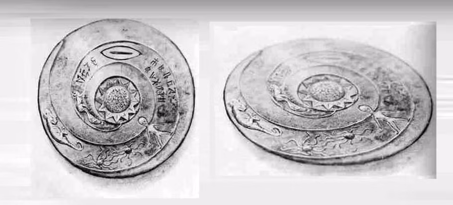 Mỗi đĩa đá có đường kính khoảng 21 cm,.Chúng đều có một vòng tròn khắc sâu trong tâm đĩa với một đường rãnh xoắn ốc.