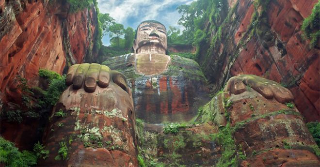 Mỗi bàn chân trần của bức tượng dài 11m, rộng 8,5m, đủ chỗ cho hơn 100 người ngồi.