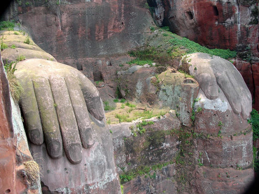 Lạc Sơn Đại Phật được cho là tạc Phật Di Lặc - đệ tử của Phật Thích Ca Mâu Ni (người sáng lập Phật giáo), tượng trưng cho sự sáng suốt và hạnh phúc. Việc tôn thờ Phật Di Lặc đặc biệt phổ biến trong giai đoạn giữa thế kỷ thứ 4 - 7.