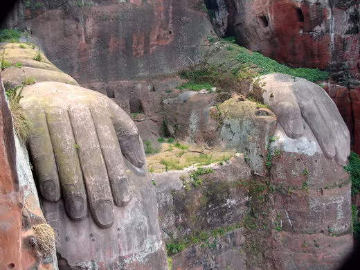 Lạc Sơn Đại Phật được cho là tạc Phật Di Lặc - đệ tử của Phật Thích Ca Mâu Ni (người sáng lập Phật giáo), tượng trưng cho sự sáng suốt và hạnh phúc. Việc tôn thờ Phật Di Lặc đặc biệt phổ biến trong giai đoạn giữa thế kỷ thứ 4 - 7.