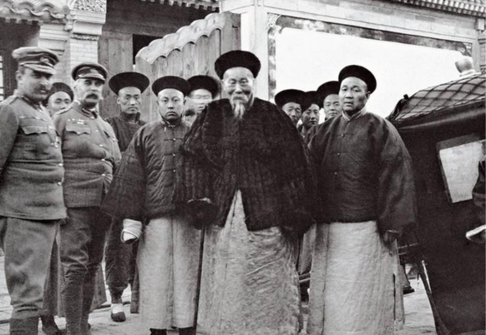 Viên quan đó chính là Lý Hồng Chương (1823 - 1901). Ông là người huyện Hợp Thi, tỉnh An Huy và là đại thần sống vào cuối thời nhà Thanh.