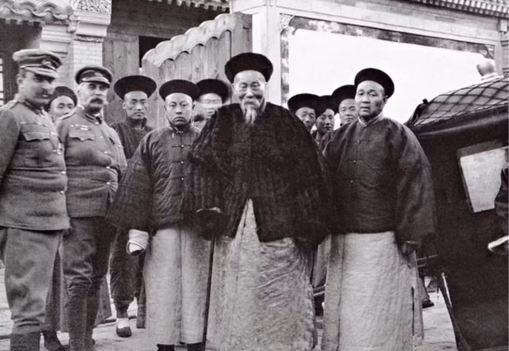 Viên quan đó chính là Lý Hồng Chương (1823 - 1901). Ông là người huyện Hợp Thi, tỉnh An Huy và là đại thần sống vào cuối thời nhà Thanh.