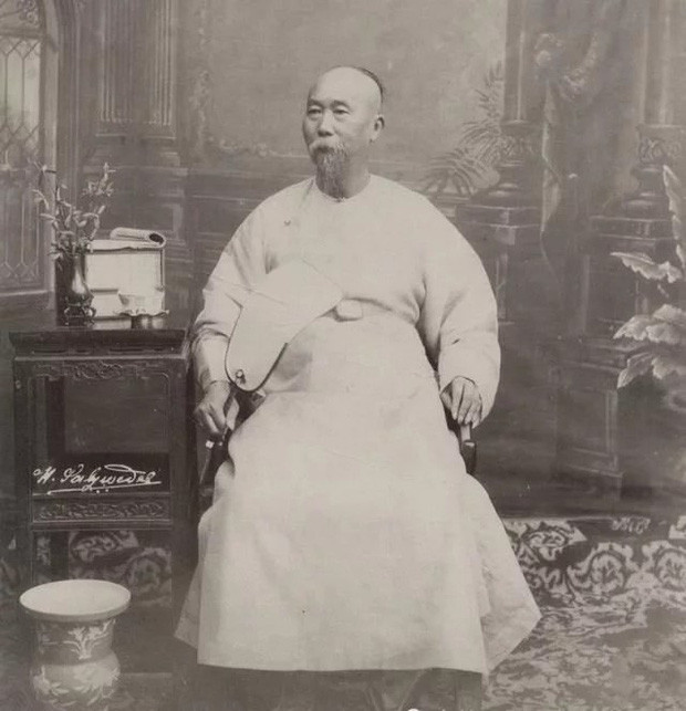 Thêm nữa, Lý Hồng Chương là một trong những đại thần nhà Thanh tiên phong khởi xướng kiến thiết đất nước thông qua các hoạt động như: sửa chữa hệ thống đường sắt, kéo điện báo, đào mỏ…