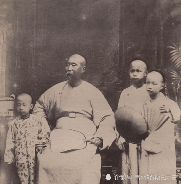 Một số tài liệu lịch sử ghi chép rằng, Lý Hồng Chương để lại cho con cháu 40 triệu lượng bạc (khoảng 10 tỷ Nhân dân tệ ngày nay). Đây là một con số lớn đối với một viên quan. Từ đây, nhiều người tò mò viên quan này có được giả sản khổng lồ đó nhờ cách nào.