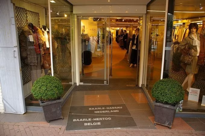 Baarle là một trong những thị trấn đặc biệt nhất thế giới. Khi ghé thăm thị trấn nằm ở 2 quốc gia này, du khách sẽ có những trải nghiệm khó quên.