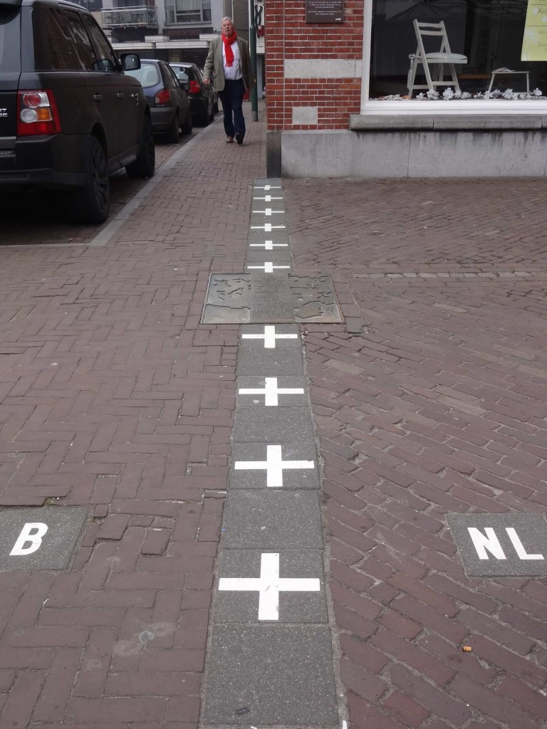 Du khách có thể nhìn thấy nhiều con đường được đánh dấu bằng dòng chữ thập, ở 2 bên là ký hiệu B (Belgium - Bỉ) và NL (Netherlands - Hà Lan).