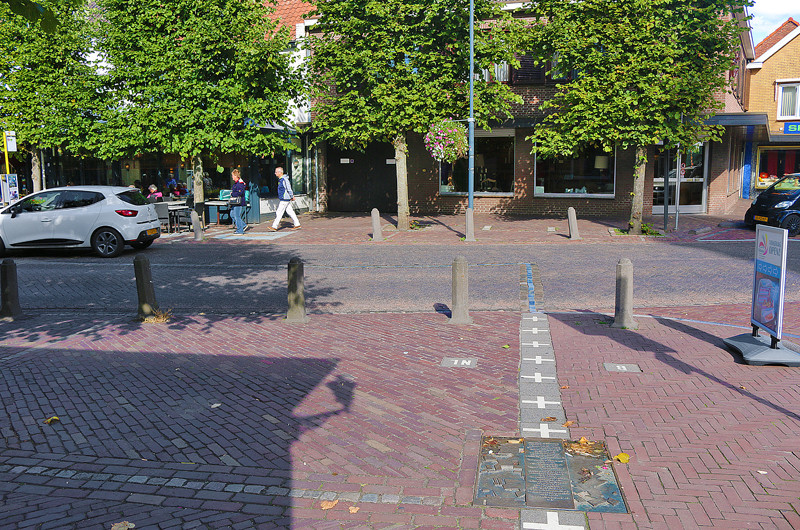 Với đặc điểm địa lý đặc biệt như trên, du khách có thể đi dạo ở hai thị trấn thuộc 2 nước nhiều lần trong ngày. Trong số này, bạn có thể phải vượt qua biên giới Bỉ 30 lần/ngày để sang lãnh thổ Hà Lan và ngược lại.