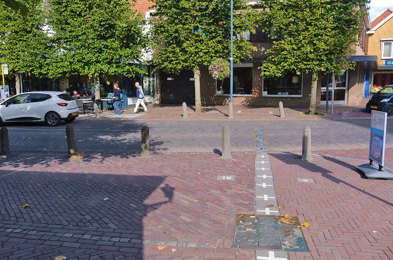 Với đặc điểm địa lý đặc biệt như trên, du khách có thể đi dạo ở hai thị trấn thuộc 2 nước nhiều lần trong ngày. Trong số này, bạn có thể phải vượt qua biên giới Bỉ 30 lần/ngày để sang lãnh thổ Hà Lan và ngược lại.