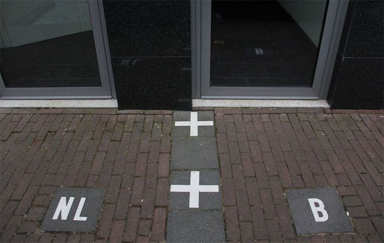 Chính bởi cách chia kỳ lạ này, người dân thường ở 2 quốc gia mỗi ngày do nhiều ngôi nhà có cửa trước nằm trên đất Hà Lan nhưng cửa sau lại ở lãnh thổ của Bỉ. Tấm biển ghi số nhà của mỗi người dân đều cắm một lá cờ để mọi người có thể dễ dàng biết được ngôi nhà thuộc lãnh thổ của quốc gia nào.