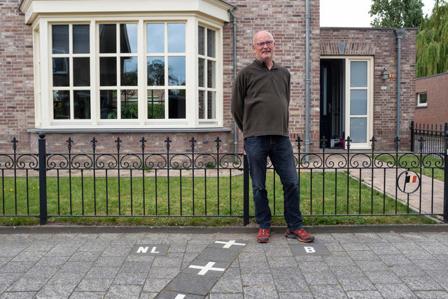 Thay vì đường thẳng, đường biên giới quốc tế chia tách hai thị trấn trên cũng như Hà Lan và Bỉ khá phức tạp. Nguyên do là bởi đường biên giới ngoằn ngoèo, zích zắc.