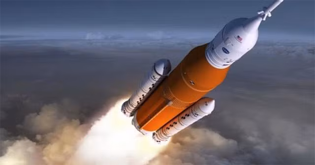 SLS sẽ bay vòng quanh Mặt Trăng trong nhiệm vụ Artemis 1 không người lái. SLS là tên lửa NASA phát triển để đưa phi hành gia đến Mặt Trăng, sao Hỏa và nhiều địa điểm xa hơn trong chương trình Artemis.