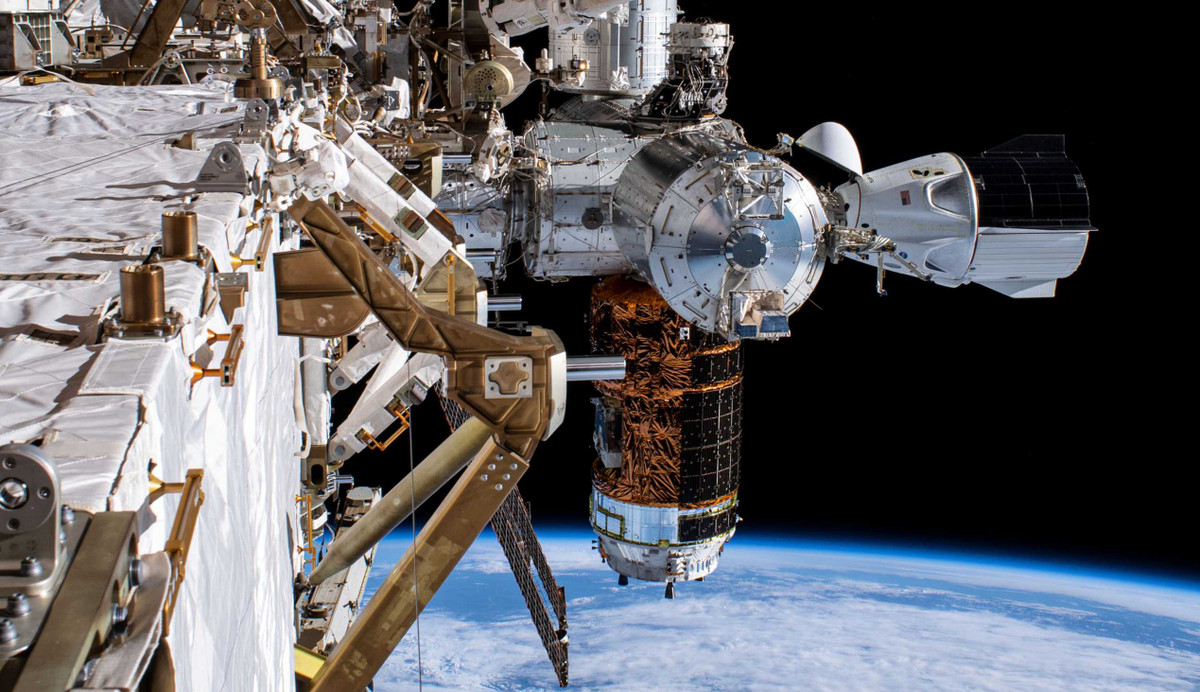 Nhà đầu tư người Canada Mark Pathy và nhà đầu tư người Israel Eytan Stibbe sẽ là hai thành viên cuối cùng trong chuyến bay đầu tiên. Bốn người sẽ trải qua 8 ngày ở khoang của Mỹ thuộc ISS, thực hiện một loạt các nghiên cứu và dự án thiện nguyện hợp tác với Viện Y tế Mayo và Cleveland.