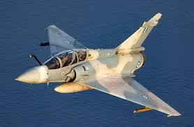Để có được những tính năng hiện đại trên, giá thành của Mirage-2000 cao hơn đáng kể so với các dòng máy bay chiến đấu cùng thời. Trong lịch sử tồn tại, Mirage-2000 đã tham gia vào nhiều cuộc xung đột và chiến tranh trên thế giới để khẳng định hiệu quả chiến đấu ấn tượng. 