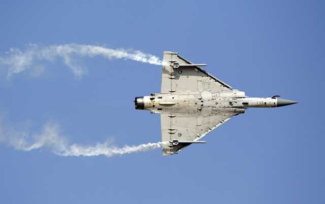 Mirage-2000 ngay từ khi ra mắt đã nổi bật với thiết kế khí động học tinh vi, sử dụng cánh tam giác kết hợp cánh tà toàn phần giúp tăng cường khả năng cơ động và tốc độ. Máy bay có thể đạt tốc độ tối đa gấp 2 lần tốc độ âm thanh, trần bay hơn 17km và tầm hoạt động khoảng 1.850km, có thể mở rộng với khả năng tiếp liệu trên không. 