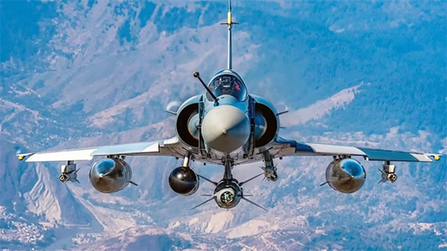 Vào thời điểm đó, chủ đề cung cấp F-16 cho Ukraine vẫn còn chưa được phương Tây đề cập tới. Chính trong giai đoạn này, Pháp đã phát tín hiệu sẵn sàng tặng máy bay chiến đấu Mirage 2000. Tuy nhiên, ba tiêu chí chính cần được đánh giá trước tiên: tiện ích và hiệu quả của những máy bay phản lực này đối với Quân đội Ukraine, nguy cơ leo thang và tác động tiềm tàng đối với khả năng phòng thủ của Pháp. 