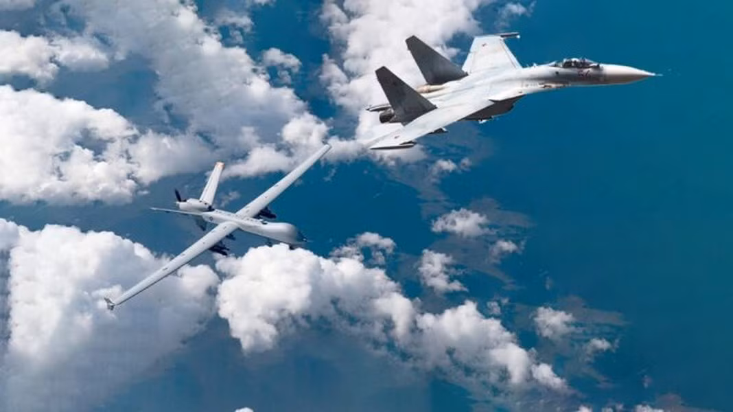 Trong quá khứ, tiêm kích Su-27 của Nga đã xả nhiên liệu vào một chiếc MQ-9 Reaper của Mỹ khiến nó bị rơi, nhưng căng thẳng không bị đẩy lên quá mức, đây có lẽ là cơ sở để Nga nghĩ tới hành động cứng rắn hơn.