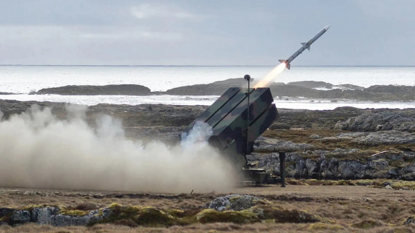 Trong một bài viết trên 19fortyfive, ông Wesley Culp - chuyên gia tại Trung tâm Nghiên cứu về Tổng thống và Quốc hội Mỹ đánh giá, các máy bay ném bom của Nga sẽ cố gắng tránh xa không phận Ukraine khi phóng tên lửa hành trình vào các mục tiêu bên trong Ukraine. Nếu có NASAMS trong tay, Ukraine có thể sẽ ngăn chặn hiệu quả các cuộc không kích của máy bay Nga, đánh chặn các tên lửa hành trình ngay cả khi các máy bay ném bom vẫn ở ngoài tầm bắn. (Nguồn ảnh: Topwar, Drive, Creative commons, 20minut.ua).