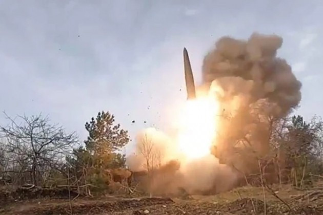 Mỗi bệ phóng di động của NASAMS có sáu thùng chứa tên lửa phòng không. Phạm vi bắn của hệ thống phòng không trong cấu hình NASAMS II lên tới 25 km ở độ cao 15 km. AIM-9X được ghi lại trên video có tầm bắn lên tới 12 km. Tên lửa có đầu dẫn đường hồng ngoại nên thích hợp để đánh chặn các mục tiêu trên không có khả năng cơ động cao.