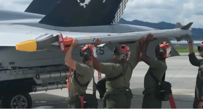 Đến nay, Ukraine đã nhận được hệ thống phòng không NASAMS từ một số nước phương Tây. Canada cam kết cung cấp một khẩu đội của hệ thống phòng không này, Na Uy cam kết 6 khẩu đội và 12 bệ phóng. Ngoài ra, các quốc gia giấu tên đã bàn giao 4 trong số 12 khẩu đội đã hứa.