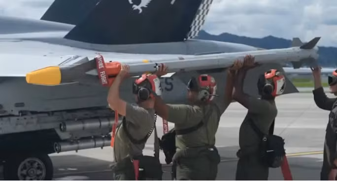 Đến nay, Ukraine đã nhận được hệ thống phòng không NASAMS từ một số nước phương Tây. Canada cam kết cung cấp một khẩu đội của hệ thống phòng không này, Na Uy cam kết 6 khẩu đội và 12 bệ phóng. Ngoài ra, các quốc gia giấu tên đã bàn giao 4 trong số 12 khẩu đội đã hứa.