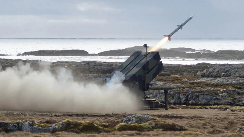 Khẩu đội NASAMS bao gồm một số bệ phóng, mỗi bệ có khả năng mang tới 6 tên lửa. Tên lửa AMRAAM có tầm bắn khoảng 40 km và có thể tấn công mục tiêu ở cả chế độ chủ động và thụ động.