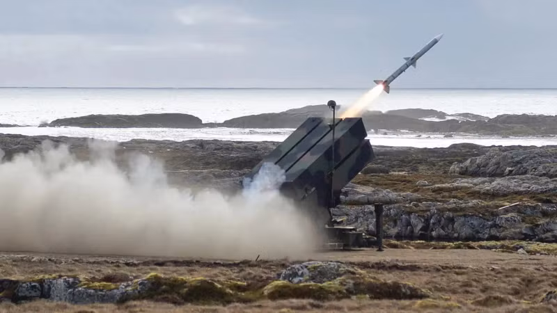 Khẩu đội NASAMS bao gồm một số bệ phóng, mỗi bệ có khả năng mang tới 6 tên lửa. Tên lửa AMRAAM có tầm bắn khoảng 40 km và có thể tấn công mục tiêu ở cả chế độ chủ động và thụ động.