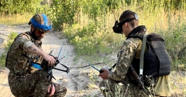 Báo cáo cũng cho biết,lực lượng Ukraine đã chuyển sang các phương pháp sáng tạo để tấn công xe tăng Nga, sử dụng xe máy, xe đẩy, xe golf và thậm chí cả xe tải Ural không bọc thép có lồng chống máy bay không người lái.