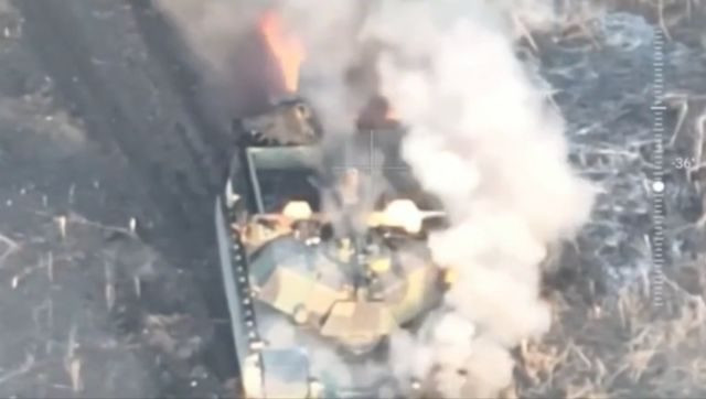 Theo báo cáo tương tự, được trích dẫn từ Viện Nghiên cứu Chiến lược Quốc tế, Nga bắt đầu tiến hành chiến dịch quân sự đặc biệt ở Ukraine tháng 2/2022 với 14.193 xe bọc thép chở quân và xe chiến đấu bộ binh. Tính đến ngày 13/5/2024, Nga đã mất 42,08% số phương tiện này. Các báo cáo cho thấy, Nga đã mất hơn 2.900 xe tăng, trong khi Ukraine tuyên bố con số này là hơn 7.000. Ảnh: MWM.