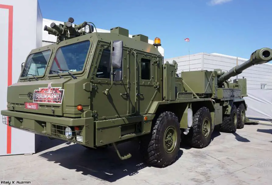 Pháo tự hành Malva lần đầu tiên xuất hiện trong khu vực hoạt động quân sự đặc biệt vào năm ngoái như một phần của hoạt động chiến đấu thử nghiệm. Trong quá trình hoạt động chiến đấu trên thực địa đã cho thấy hiệu quả cao của pháo tự hành Malva. Hợp đồng cung cấp loại pháo tự hành này cho quân đội Nga được ký vào tháng 8 năm 2023. Theo thông tin sơ bộ, 2S43 Malva dự kiến sẽ trang bị cho các lữ đoàn pháo binh, bao gồm cả các đơn vị đổ bộ đường không.