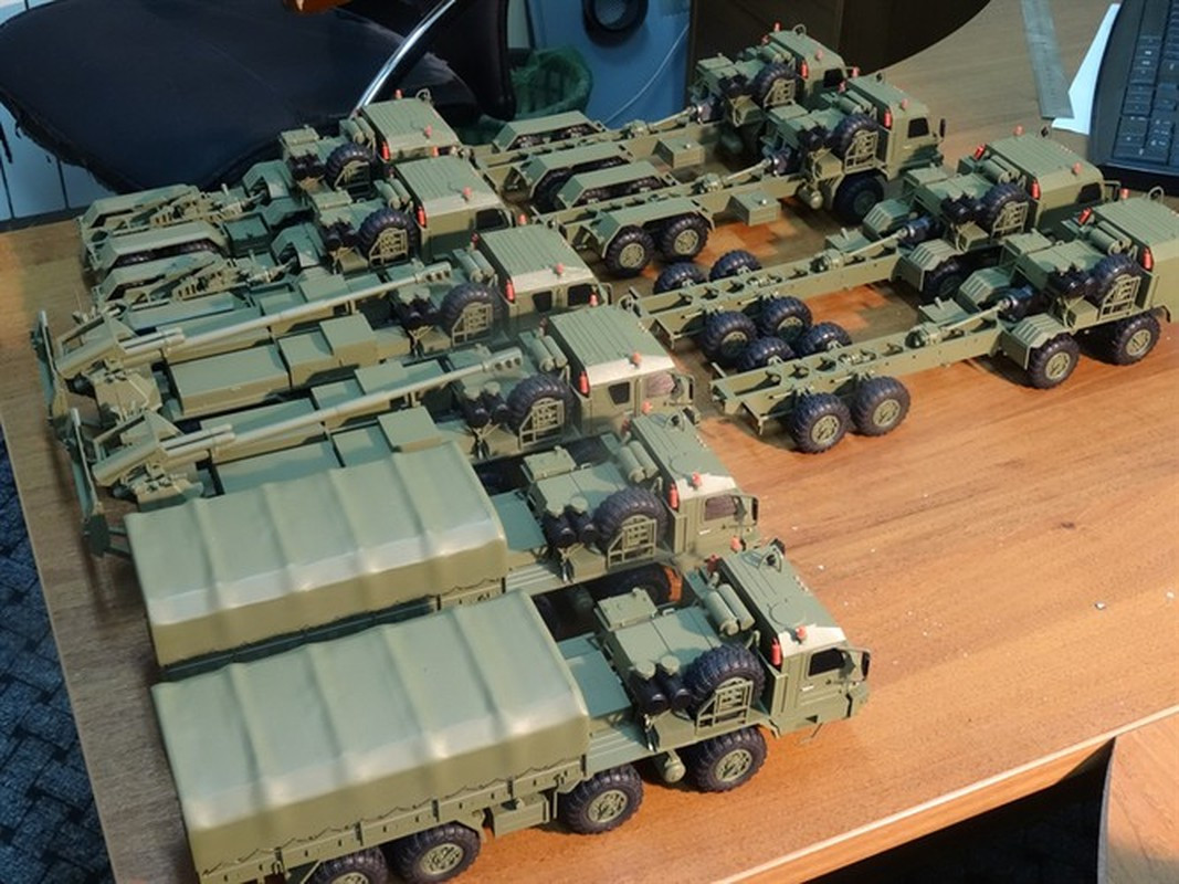 Khả năng di chuyển cơ động của pháo tự hành kiểu mới này được cung cấp bởi loại khung gầm mọi địa hình BAZ-6010-027 của Nhà máy ô tô Bryansk, với thiết kế bánh xe 8x8. Việc lắp đặt pháo tự hành theo cấu trúc mở, không có giáp bổ sung hoặc tháp pháo giúp trọng lượng xe nhẹ hơn. Với cơ số đạn 30 viên, trọng lượng của Malva là khoảng 32 tấn, nhẹ hơn 1/4 so với khẩu pháo Msta-S. Nhiều khả năng trong tương lai, 2S42 Malva là phiên bản thay thế cho pháo tự hành 2A65 Msta-B và 2S1 Gvozdika.