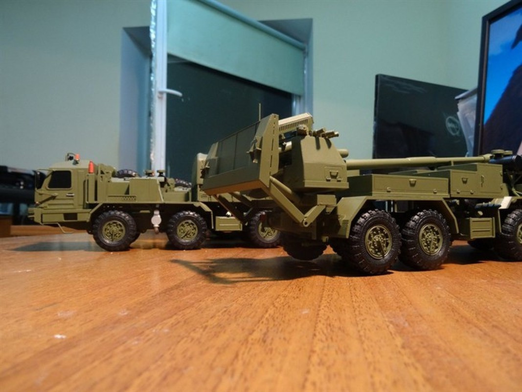 2S43 Malva có thể sử dụng mọi loại đạn và hoạt động ở chế độ tấn công liên tục. Loại pháo tự hành này cũng rất linh hoạt trong việc di chuyển và né tránh hỏa lực đáp trả nhờ khung gầm bánh lốp.