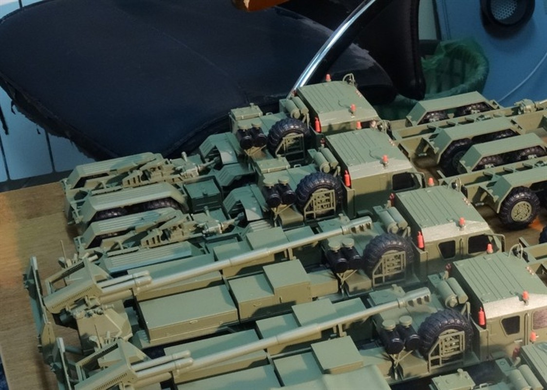 Theo các chuyên gia, pháo tự hành 2S43 Malva kiểu bánh lốp là vũ khí kiểu mới, phù hợp cho các hoạt động tác chiến của lực lượng phản ứng nhanh Liên bang Nga hiện nay, đặc biệt là lực lượng đổ bộ đường không. Loại pháo này sẽ không thể nhảy dù đổ bộ, song nó có thể được vận chuyển bằng máy bay vận tải quân sự. Khi di chuyển trên đường bộ, phiên bản xe bánh lốp sẽ có lợi thế lớn về tính cơ động so với xe bánh xích. Khung gầm có bánh xe giúp giảm chi phí lắp đặt và kéo dài tuổi thọ của vũ khí.