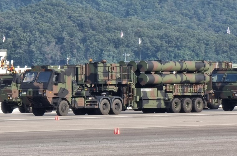Hiện tại, Hàn Quốc đang phụ thuộc vào tổ hợp tên lửa đánh chặn tầm trung cao (THAAD) của Quân đội Mỹ. Nếu L-SAM, còn được gọi là "THAAD phiên bản Hàn Quốc" được triển khai thực tế thì phạm vi hoạt động của mạng lưới phòng thủ sẽ được mở rộng.