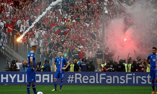 Sự việc động viên Hungary đốt pháo sáng và đụng độ với nhân viên an ninh, quản lý sân vận động ngay trên khán đài đã diễn ra tại sân vận động Velodrome ở thành phố Marseille (Pháp) hôm 18/6 khi trận đấu giữa đội tuyển Hungary và Iceland đang diễn ra trong khuôn khổ Vòng chung kết Giải bóng đá Vô địch châu Âu Euro 2016.