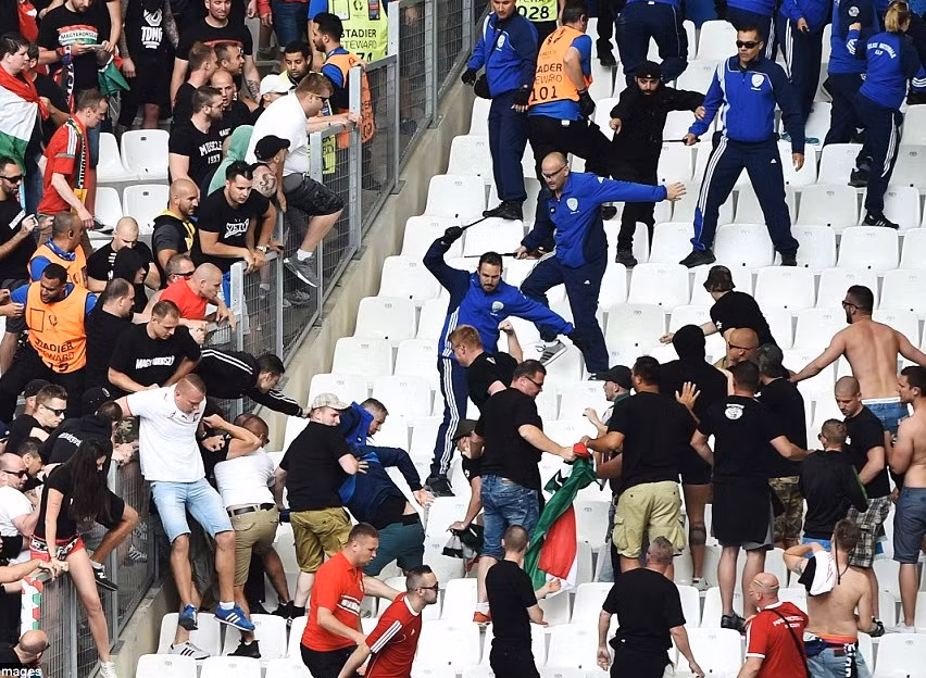 Đụng độ xảy ra khi các nhân viên an ninh của sân vận động ngăn cản các cổ động viên quá khích này.