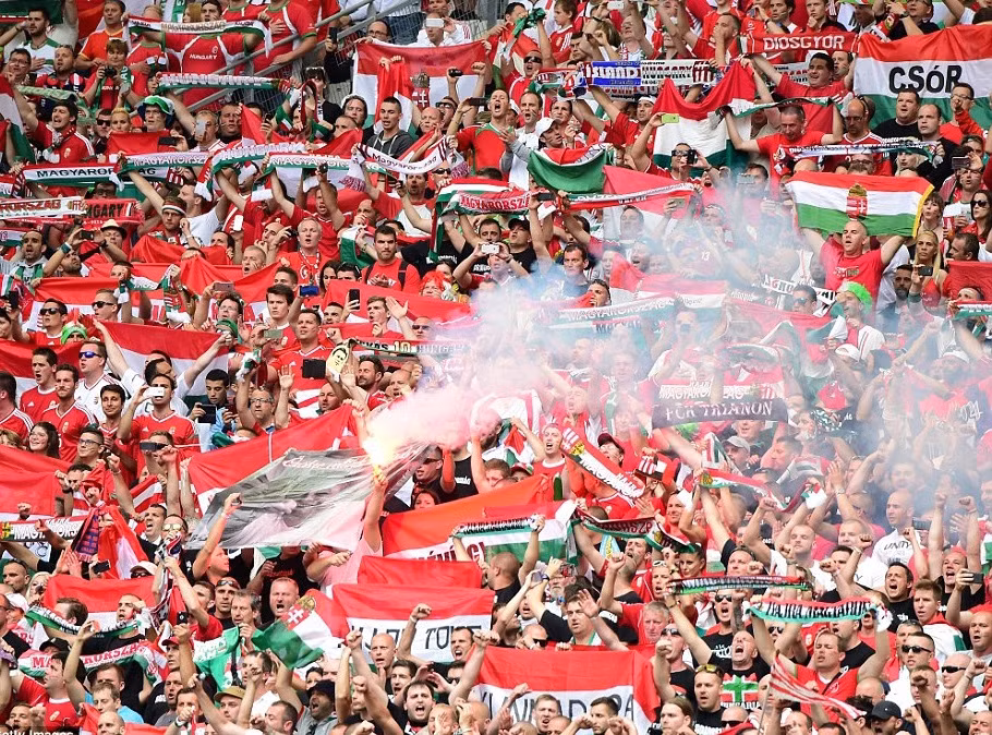 Đông đảo cổ động viên Hungary trên khán đài theo dõi trận đấu.