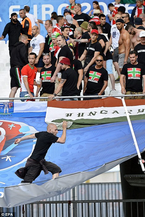 Một cổ động viên Hungary chạy trên mái hiên trong cuộc đụng độ trước khi trận đấu Hungary-Iceland diễn ra. Trận đấu đã kết thúc với tỷ số 1-1.