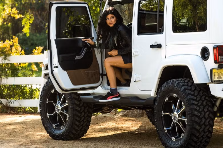 Ngôi sao truyền hình Kylie Jenner từng gây ra hai vụ tai nạn xe hơi. Vụ tai nạn thứ nhất liên quan đến chiếc Mercedes-Benz, xảy ra sau sinh nhật lần thứ 16 của cô 18 ngày, và vụ thứ hai liên quan tới chiếc Range Rover.