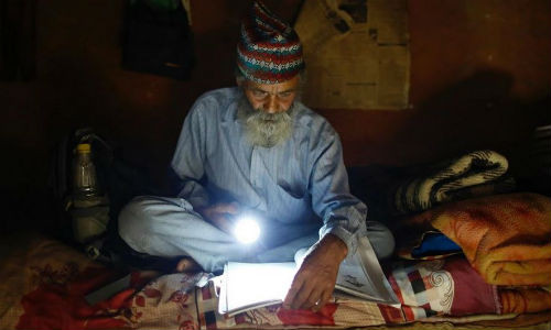 Cụ Kami chăm chỉ học bài. Ảnh: Reuters.