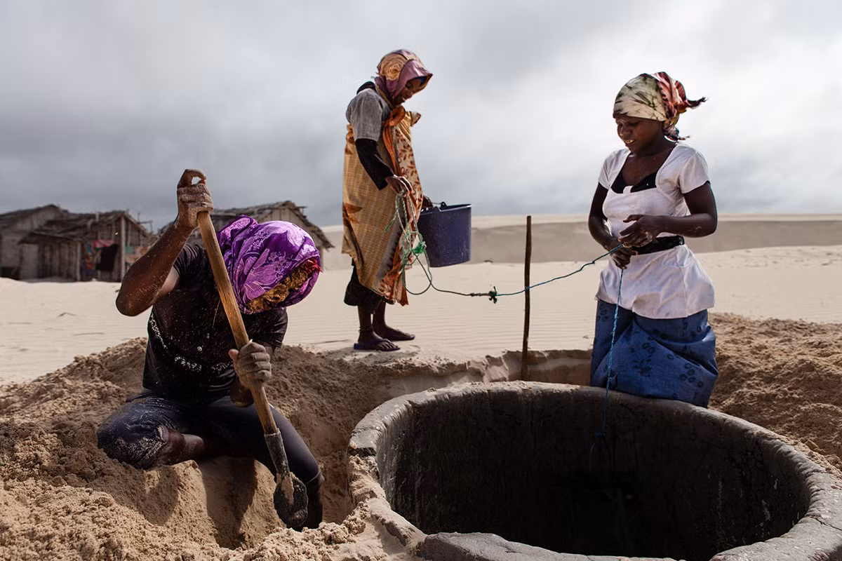 Những người phụ nữ đang đào giếng. Dự báo, biến đổi khí hậu sẽ khiến tình trạng hạn hán nghiêm trọng hơn ở phía nam Madagascar.