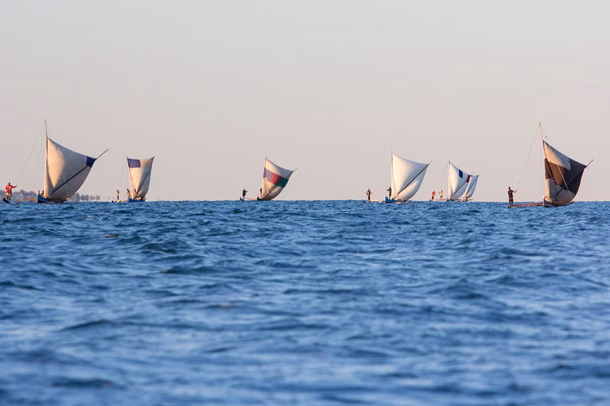 Những con thuyền của ngư dân lênh đênh giữa biển.